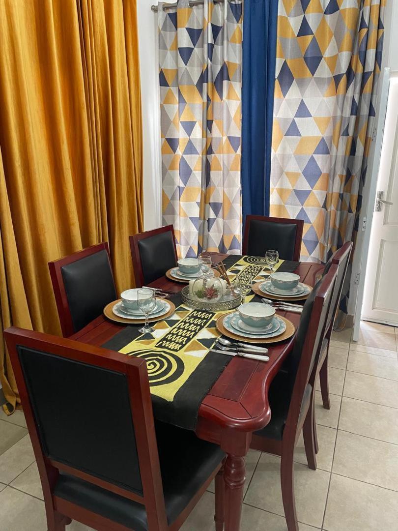 Sanctuary Aparthotel-Ac-Garden- Solar-Wi-Fi -Firepit-Park-Carport Lusaka Bagian luar foto